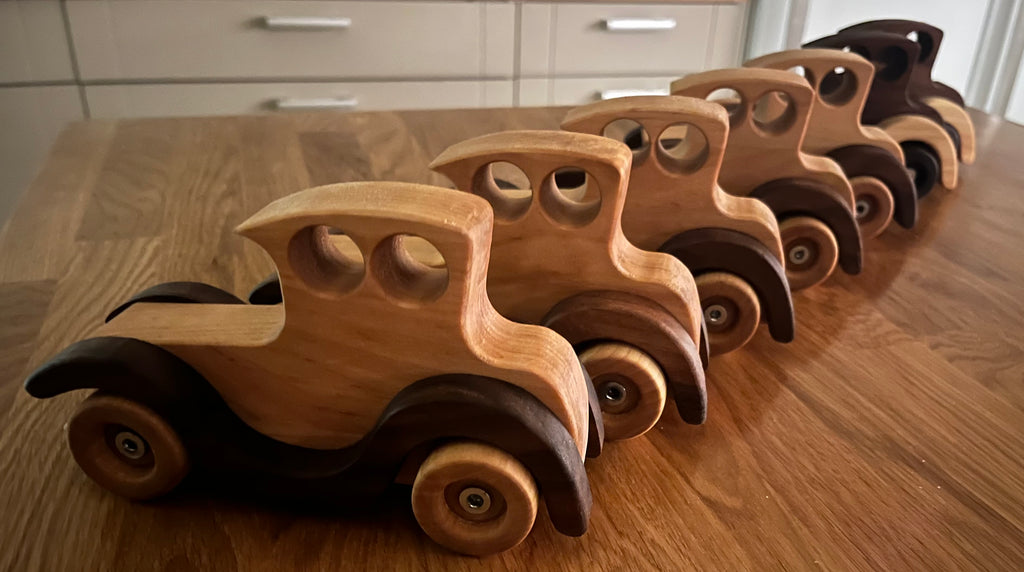 Puinen leikkiauto